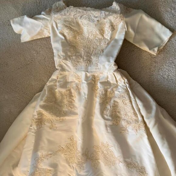 Vintage 1960's Wedding Gown - Picture 7 of 16